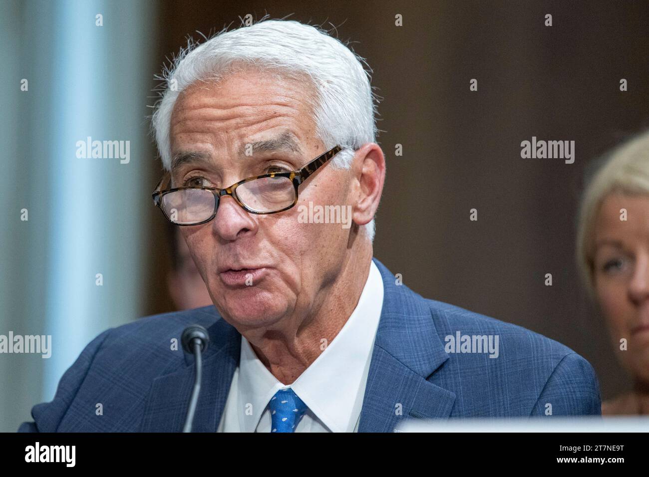 Washington, Vereinigte Staaten. 16 novembre 2023. Charlie Crist lors d'une audience de nomination au Sénat des relations étrangères pour sa nomination au poste de représentant des États-Unis d'Amérique au Conseil de l'Organisation de l'aviation civile internationale, avec rang d'ambassadeur, dans l'immeuble de bureaux du Sénat Dirksen à Washington, DC, le jeudi 16 novembre, 2023. Crédit : Annabelle Gordon/CNP/dpa/Alamy Live News Banque D'Images