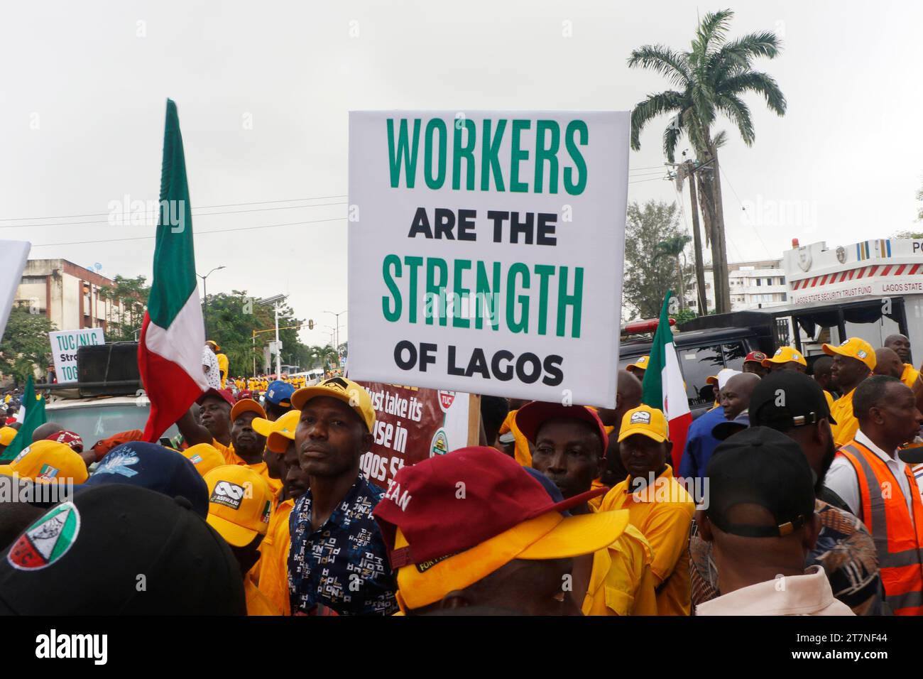 Les membres du Congrès des syndicats (TUC) et de l'Association des employeurs du transport routier du Nigeria, RTEAN se réunissent pour protester contre l'interdiction des opérations RTEAN par le gouvernement de l'État de Lagos à Ikeja, Lagos, Nigeria. Banque D'Images