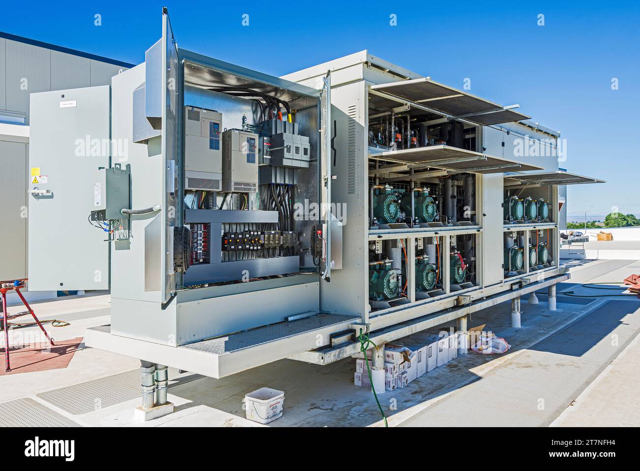 Le carter de compresseur avec portes ouvertes sur le toit d'un entrepôt de stockage de CO2 (réfrigération industrielle) Banque D'Images