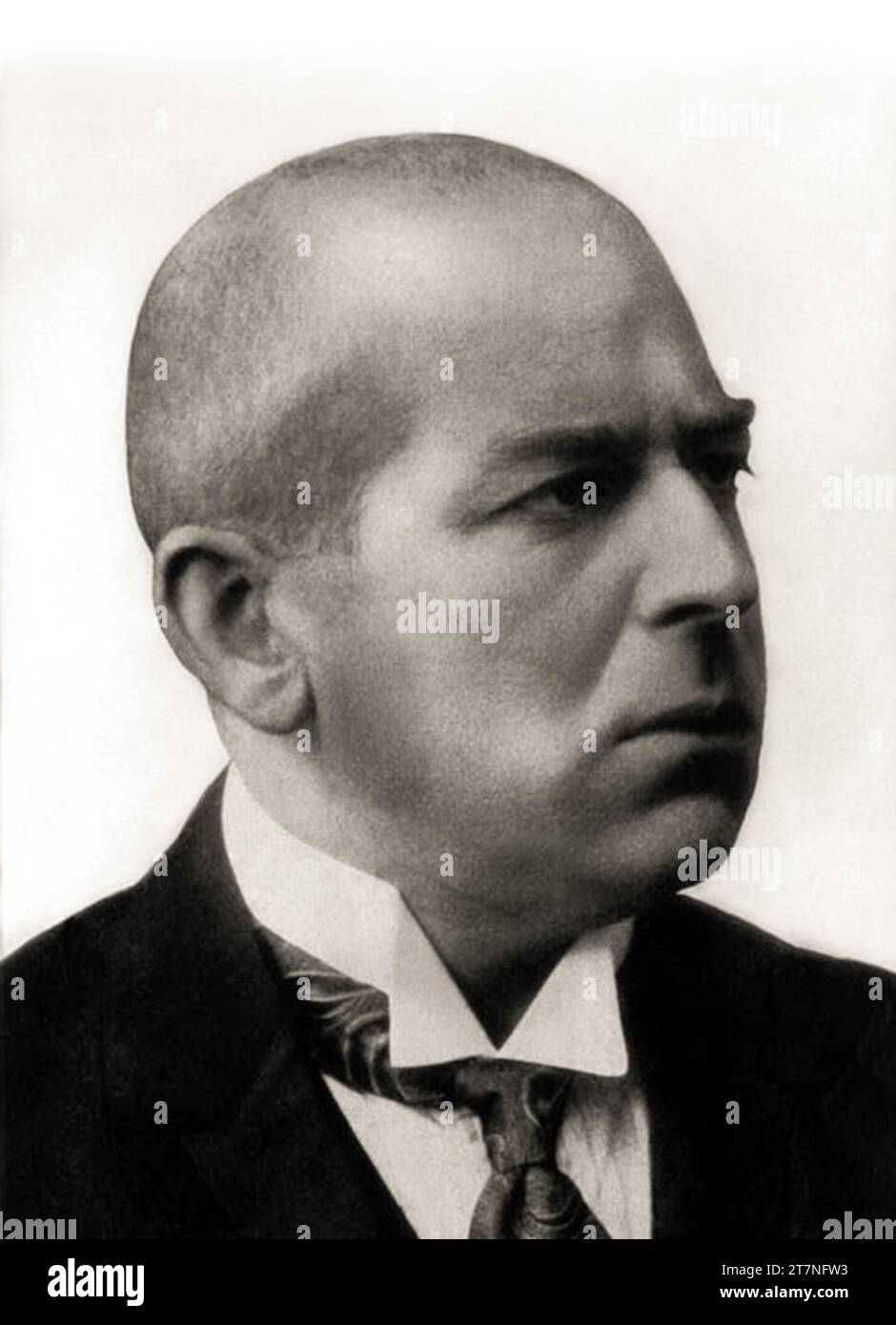 1925 CA , ALLEMAGNE : le witer allemand et philosophe de l'Histoire OSWALD SPENGLER ( 1880 - 1936 ), auteur de ' Der Untergang des Abendlandes ' ( 1918 - 1922 - il Tramonto dell' Occidente - le déclin de l'Ouest ) . Sprengler est considéré comme un nationaliste allemand et un critique du republicanisme et il a été un membre éminent de la Révolution conservatrice de l'ère Weimar . Bien qu'il ait voté pour Hitler sur Hindenburg lors de l'élection présidentielle allemande de 1932 et que les Nazis aient considéré ses écrits comme un moyen de fournir un ' respectable pedigre e ' à leur idéologie , Spengler a plus tard critiqué le nazisme dû Banque D'Images