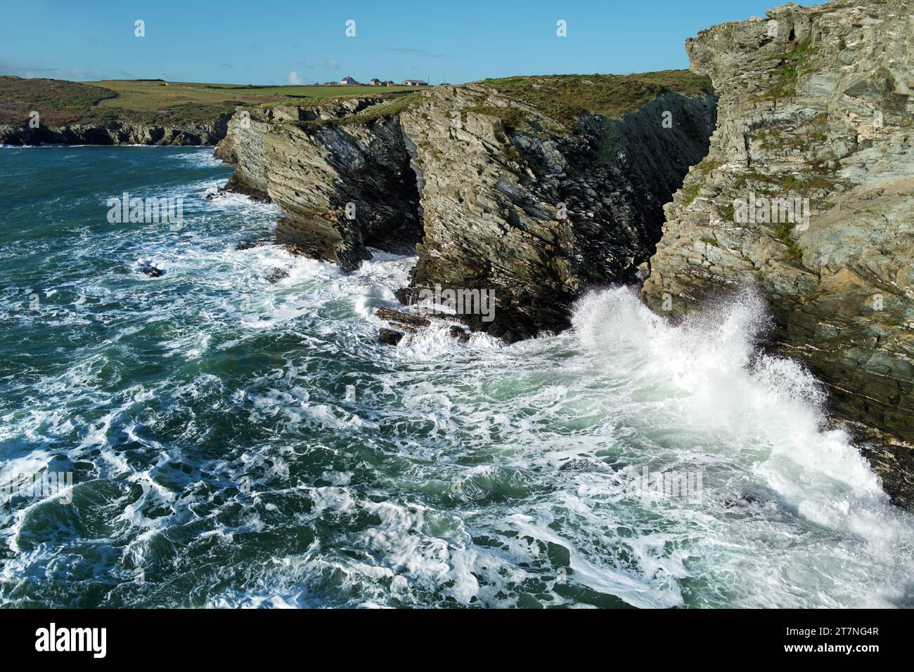 Mers sauvages sur la côte de l'île Sainte juste à l'ouest de Porth Dafarch dans le nord du pays de Galles. Le site est situé entre Trearddur Bay et Holyhead. Banque D'Images