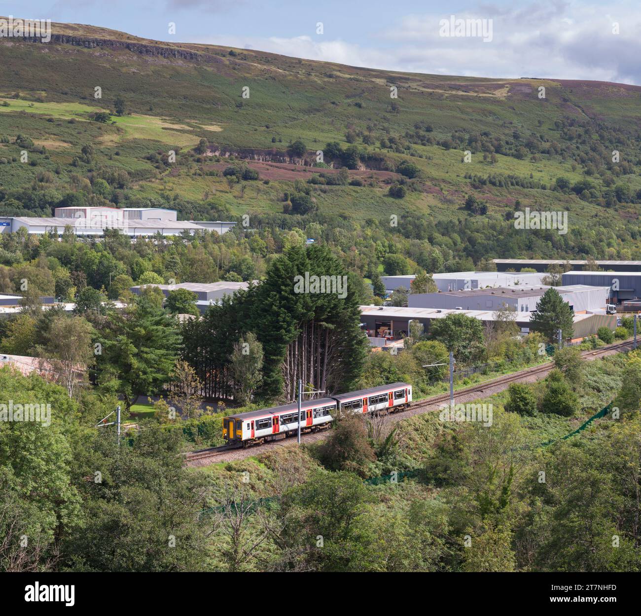 Transport pour le pays de Galles classe 150 DMU train 150283 passant Ysgubor Newydd (sud de Merthyr Tydfil) avec électrification partielle de la ligne Banque D'Images