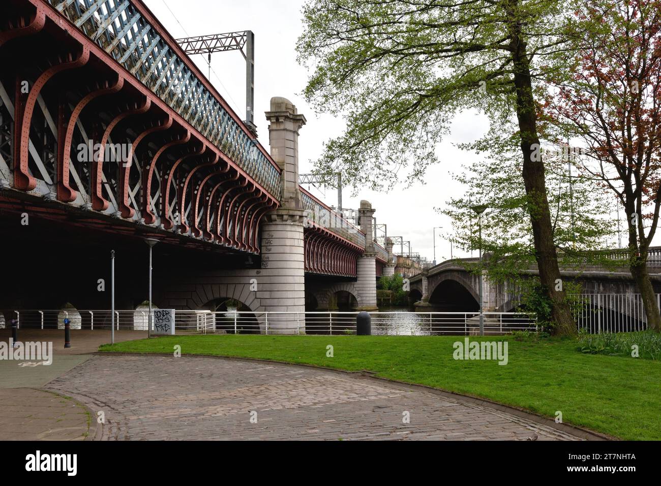 Sous le Caledonian Railway Bridge et le King George 5th Road Bridge à Glasgow, en Écosse. Banque D'Images
