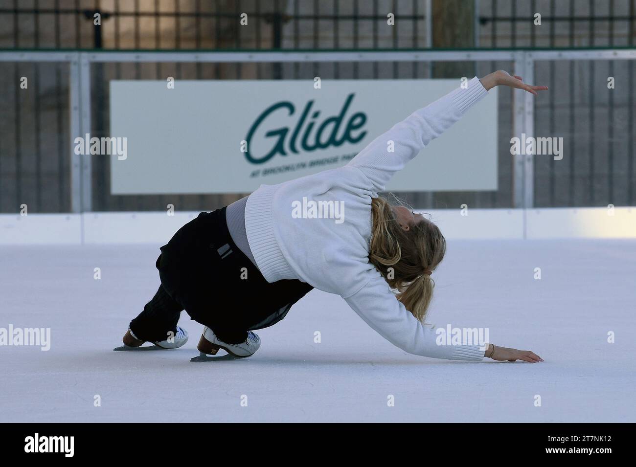 New York, États-Unis. 16 novembre 2023. Kaitlyn Weaver, championne canadienne de danse sur glace et deux fois médaillée olympique, se produit après la cérémonie de coupe de ruban à l'ouverture de la patinoire « Glide at Brooklyn Bridge Park », New York, NY, le 16 novembre 2023. (Photo Anthony Behar/Sipa USA) crédit : SIPA USA/Alamy Live News Banque D'Images