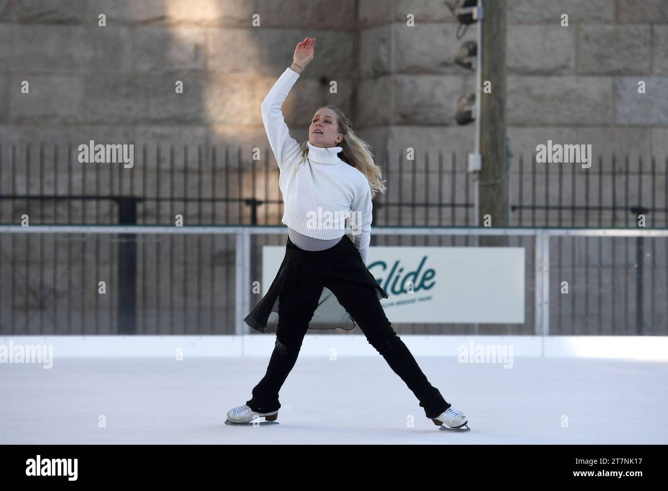 New York, États-Unis. 16 novembre 2023. Kaitlyn Weaver, championne canadienne de danse sur glace et deux fois médaillée olympique, se produit après la cérémonie de coupe de ruban à l'ouverture de la patinoire « Glide at Brooklyn Bridge Park », New York, NY, le 16 novembre 2023. (Photo Anthony Behar/Sipa USA) crédit : SIPA USA/Alamy Live News Banque D'Images