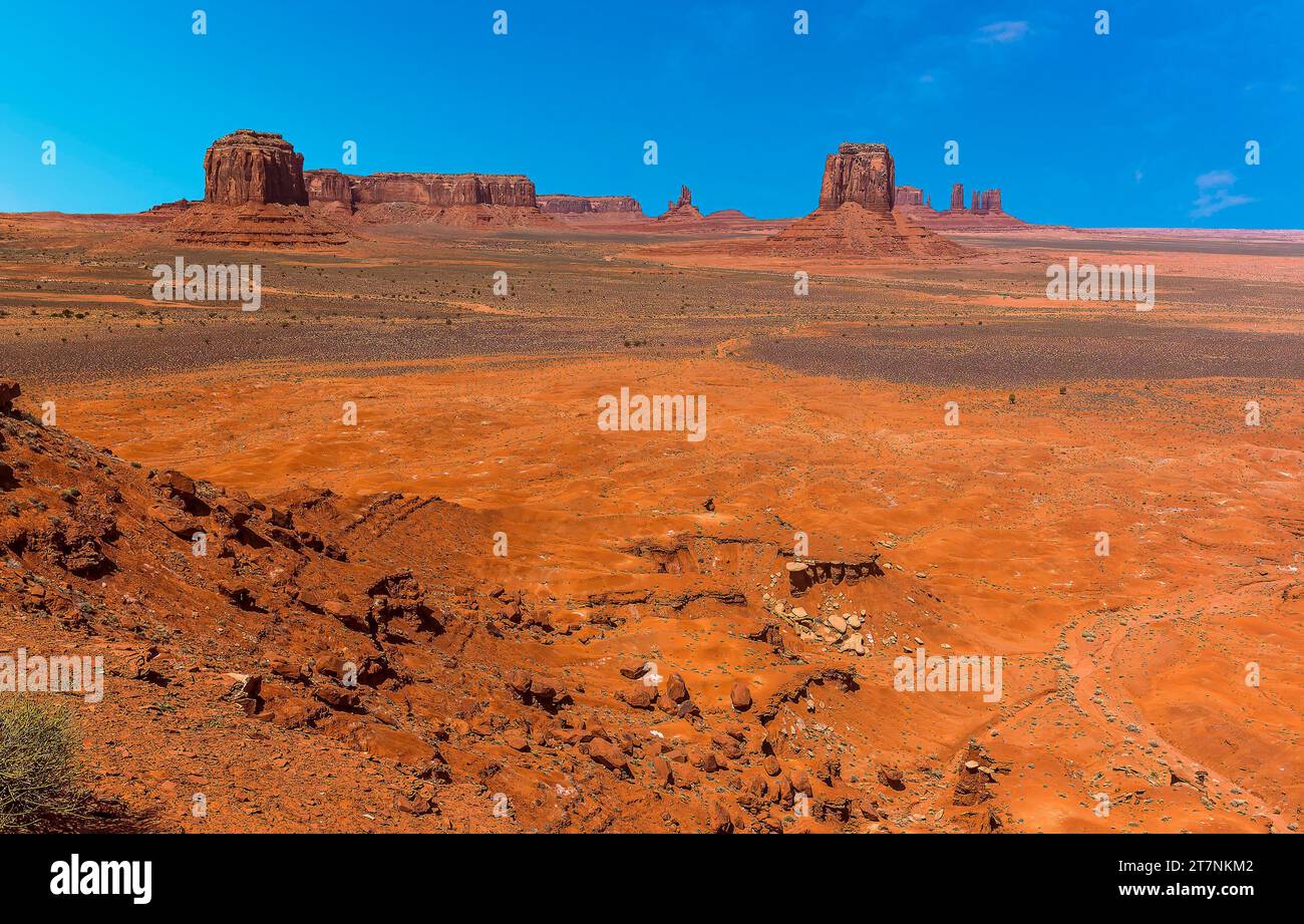 Une vue panoramique depuis Artist's point dans le parc tribal Monument Valley au printemps Banque D'Images