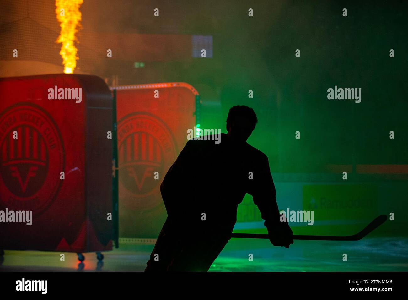 Gothenburg, Suède. 16 novembre 2023. Silhouette d'un joueur de Frölunda lors de l'intro avant le match de hockey sur glace en SHL entre Frölunda et Malmö Redhawks le 16 2023 novembre. Crédit : Oskar Olteus / Alamy Live News Banque D'Images