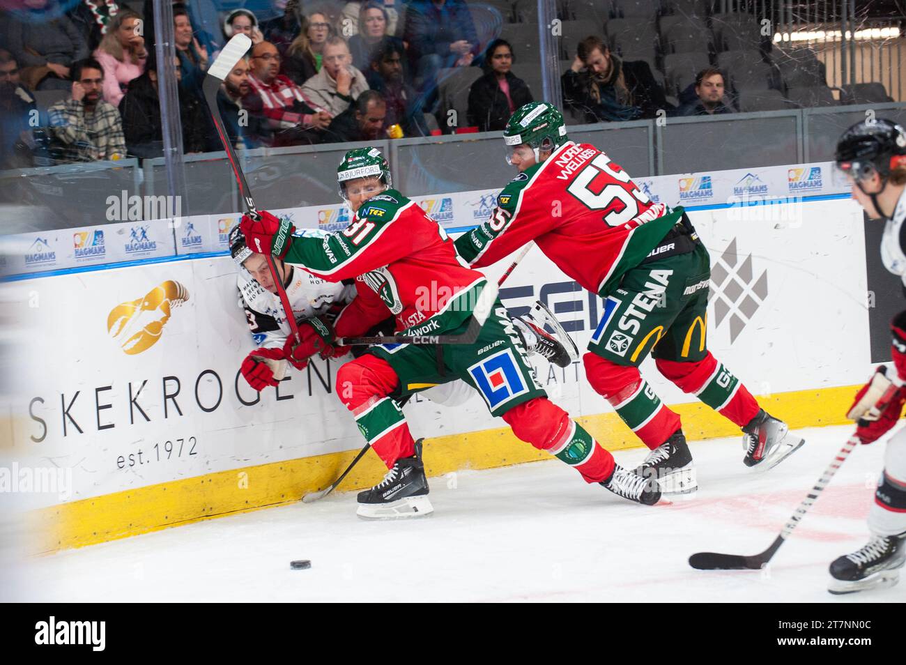 Gothenburg, Suède. 16 novembre 2023. Nicklas Lasu de Frölunda et Albert Sjöberg de Malmö Redhawks lors du match de hockey sur glace en SHL entre Frölunda et Malmö Redhawks le 16 2023 novembre. Crédit : Oskar Olteus / Alamy Live News Banque D'Images