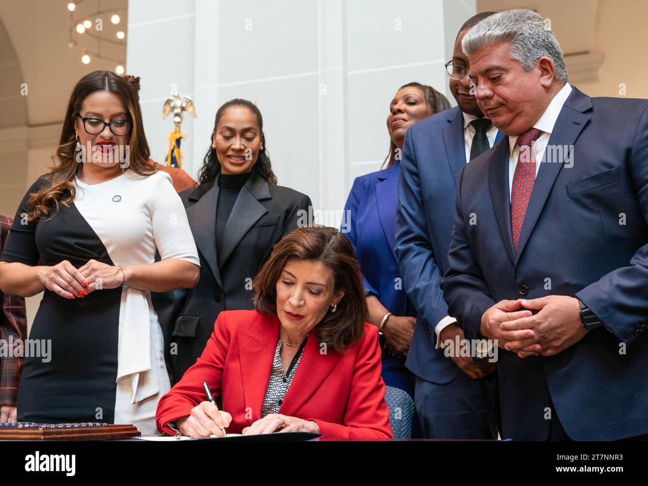 La gouverneure Kathy Hochul signe le Clean Slate Act au Brooklyn Museum de New York le 16 novembre 2023 Banque D'Images