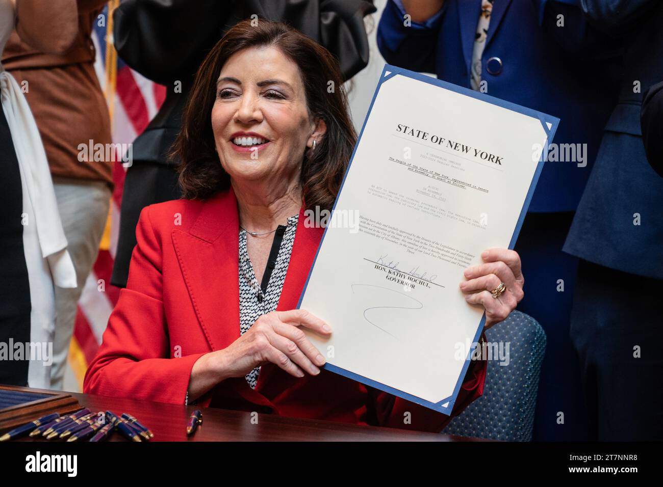 Le gouverneur Kathy Hochul a signé le Clean Slate Act au Brooklyn Museum de New York le 16 novembre 2023 Banque D'Images