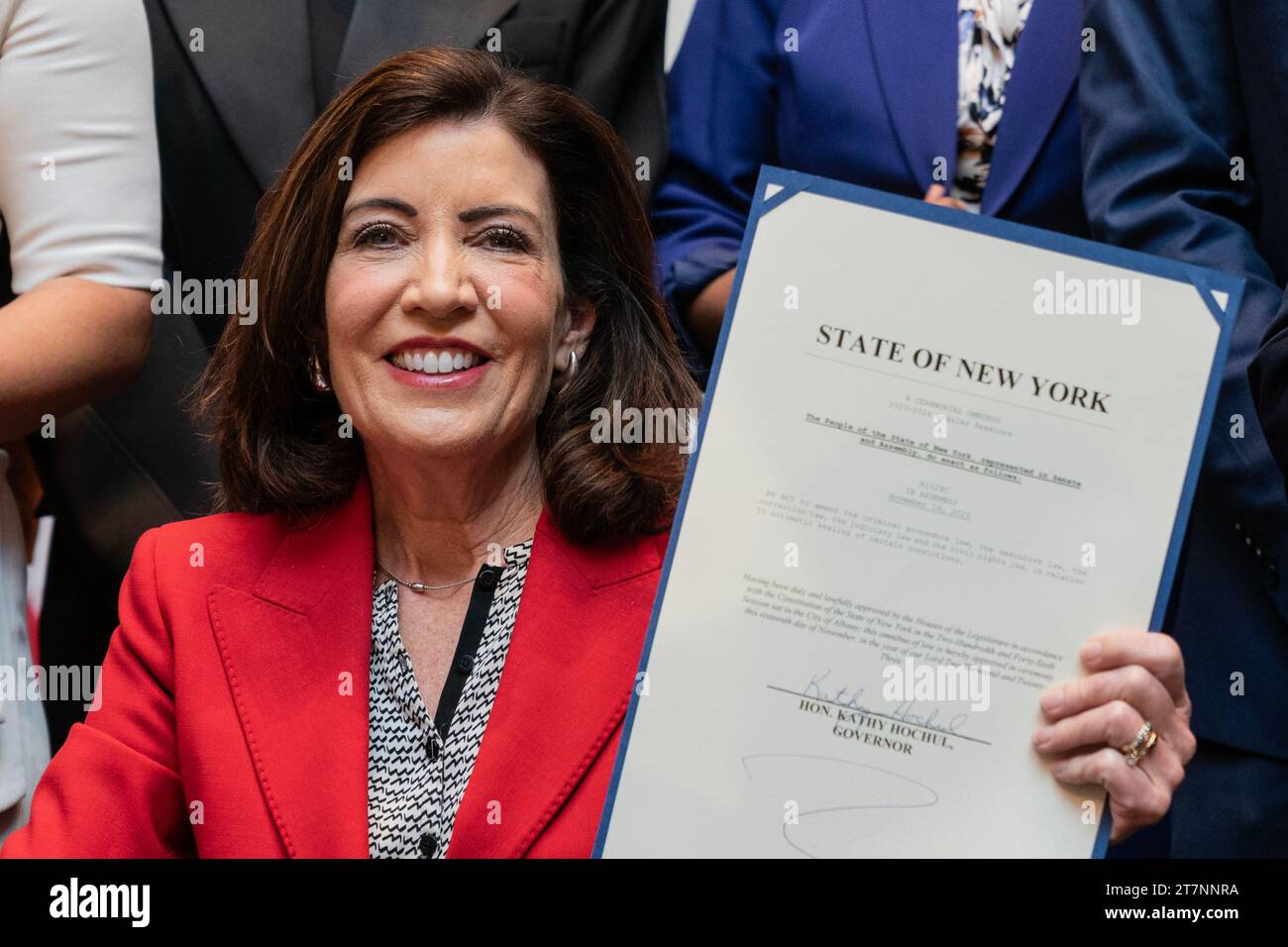Le gouverneur Kathy Hochul a signé le Clean Slate Act au Brooklyn Museum de New York le 16 novembre 2023 Banque D'Images