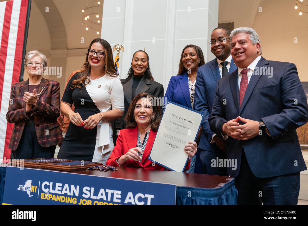 Le gouverneur Kathy Hochul a signé le Clean Slate Act au Brooklyn Museum de New York le 16 novembre 2023 Banque D'Images
