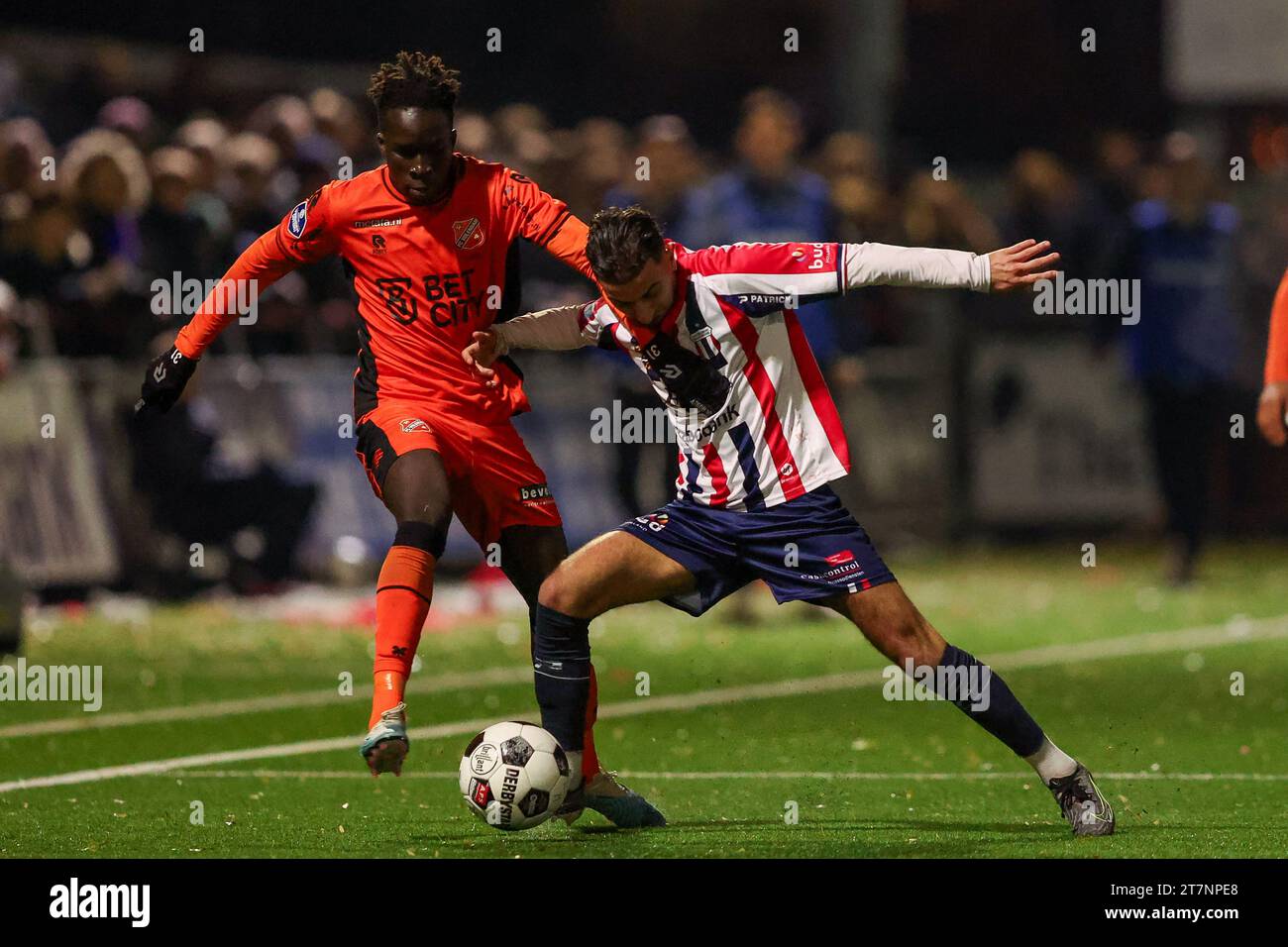 Maassluis, pays-Bas. 16 novembre 2023. MAASSLUIS, PAYS-BAS - NOVEMBRE 16 : Garang Kuol du FC Volendam se bat pour le ballon avec Redouan Omar Ouali de l'Excelsior Maassluis lors du match du 1e tour de la coupe Toto KNVB entre l'Excelsior Maassluis et le FC Volendam au Sportpark Dijkpolder le 16 novembre 2023 à Maassluis, pays-Bas (photo Hans van der Valk/Orange Pictures) crédit: orange pics BV/Alamy Live News Banque D'Images