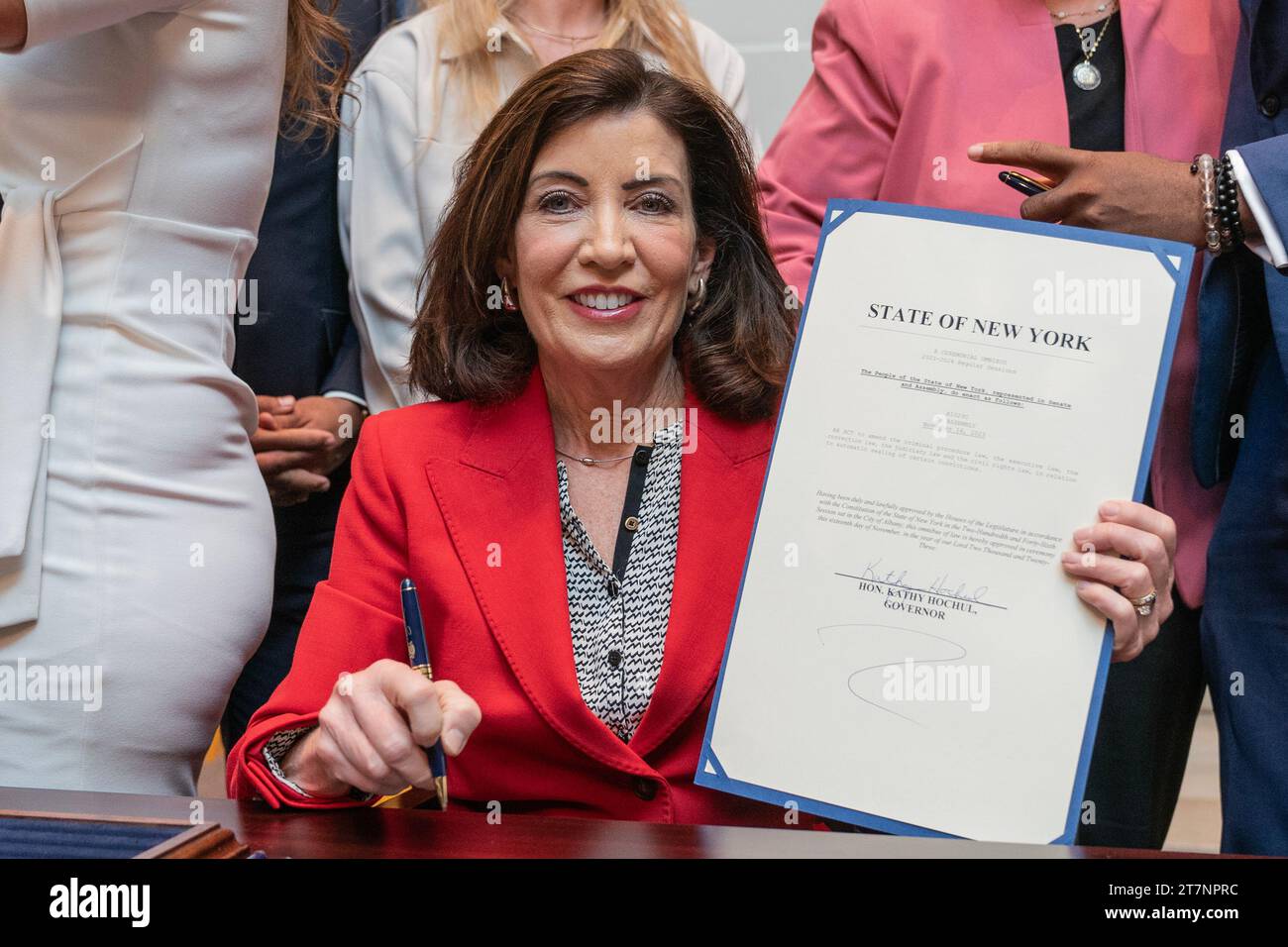 New York, États-Unis. 16 novembre 2023. Le gouverneur Kathy Hochul a signé le Clean Slate Act au Brooklyn Museum de New York le 16 novembre 2023. La loi scelle certains casiers judiciaires et permet aux individus de chercher un emploi, un logement et des possibilités d'éducation après avoir purgé leur peine et passé le temps libre après cela. (Photo de Lev Radin/Sipa USA) crédit : SIPA USA/Alamy Live News Banque D'Images