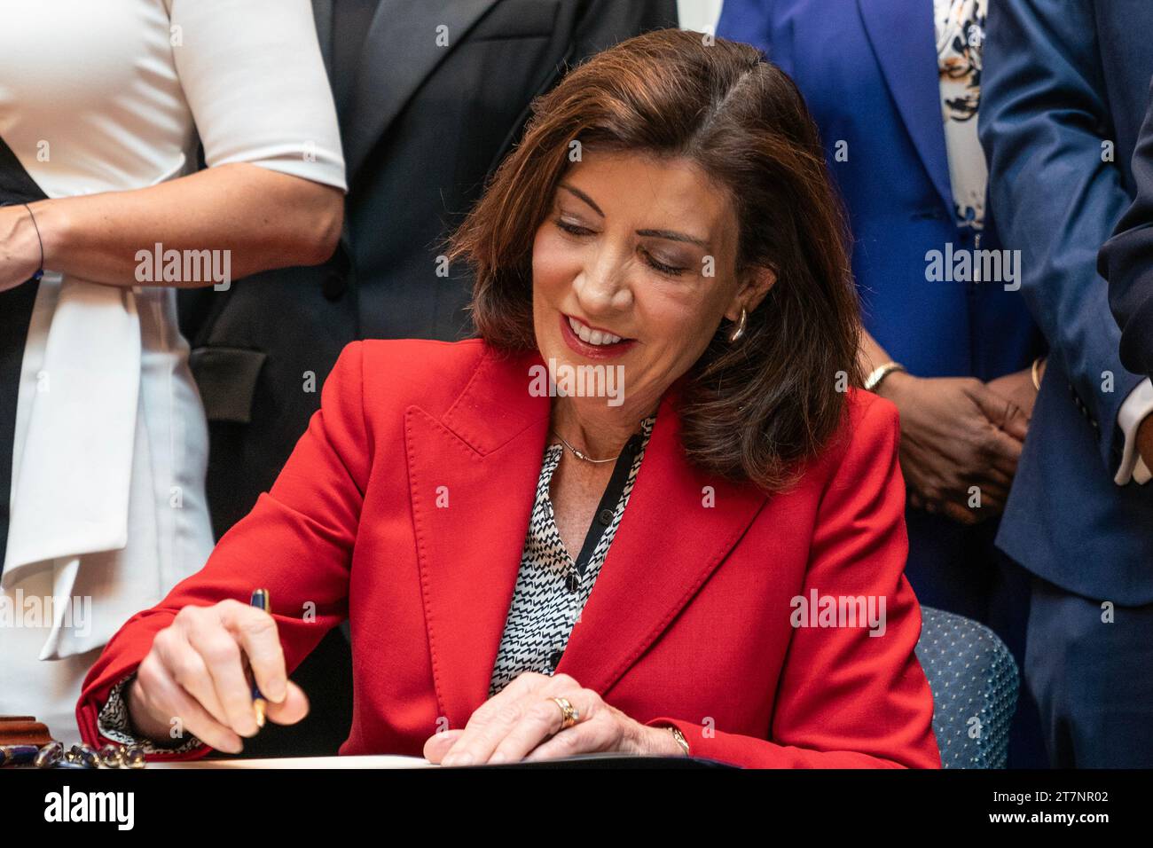 New York, États-Unis. 16 novembre 2023. La gouverneure Kathy Hochul signe le Clean Slate Act au Brooklyn Museum de New York le 16 novembre 2023. La loi scelle certains casiers judiciaires et permet aux individus de chercher un emploi, un logement et des possibilités d'éducation après avoir purgé leur peine et passé le temps libre après cela. (Photo de Lev Radin/Sipa USA) crédit : SIPA USA/Alamy Live News Banque D'Images
