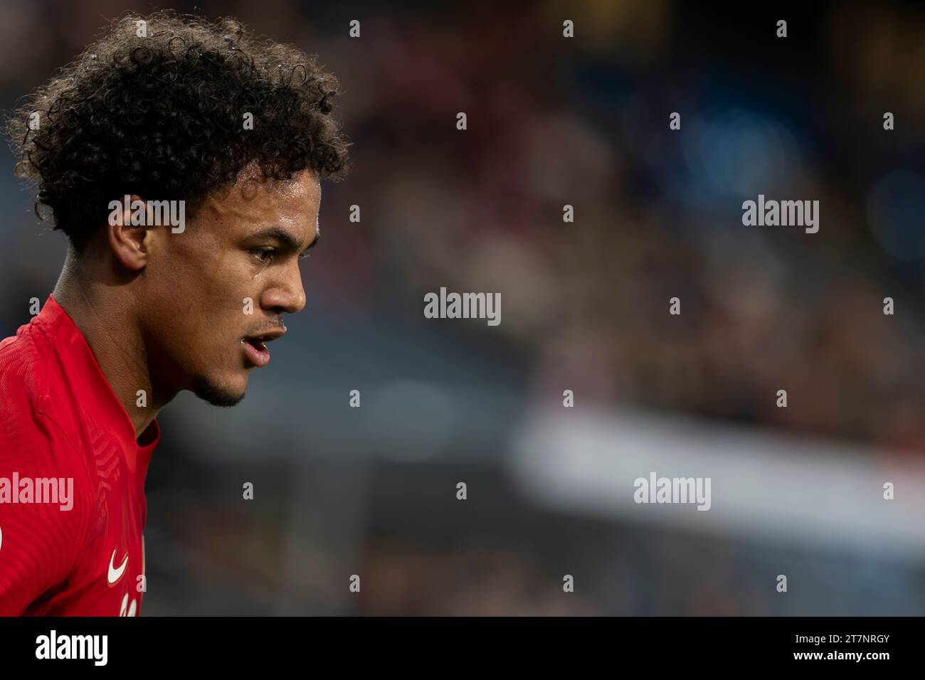 Oslo, Norvège 16 novembre 2023 Oscar Bobb, de Norvège et Manchester City, se penche sur le match de qualification du Groupe A entre la Norvège et les Îles Féroé pour le Championnat d'Europe 2024 de l'UEFA, qui s'est tenu à l'Ullevaal Stadion à Oslo, Norvège crédit : Nigel Waldron/Alamy Live News Banque D'Images
