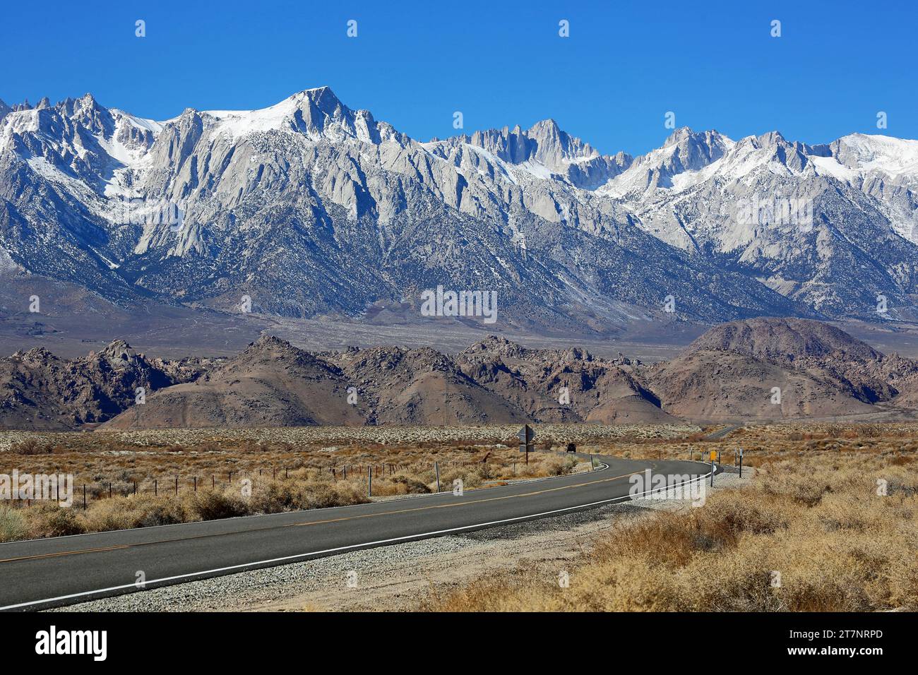 La route à Owens Valley, Californie Banque D'Images