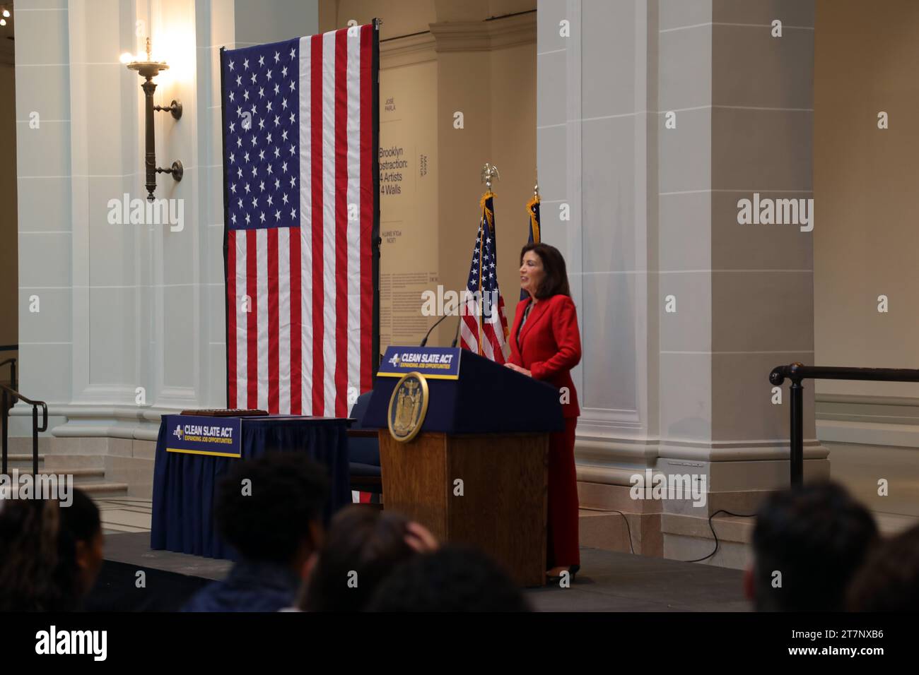 New York, NY, États-Unis. 16 novembre 2023. Kathy Hochul, gouverneure de New York, signe le Clean Slate Act qui scelle certains casiers judiciaires et permet aux individus de chercher un emploi, un logement et des possibilités d'éducation afin qu'ils puissent améliorer leur vie. Les dossiers des personnes condamnées pour délit seront scellés après trois ans et ceux de certaines condamnations pour crime, huit ans après leur libération le 16 novembre 2023 au Brooklyn Museum de New York. Crédit : Chris Moore/Media Punch/Alamy Live News Banque D'Images