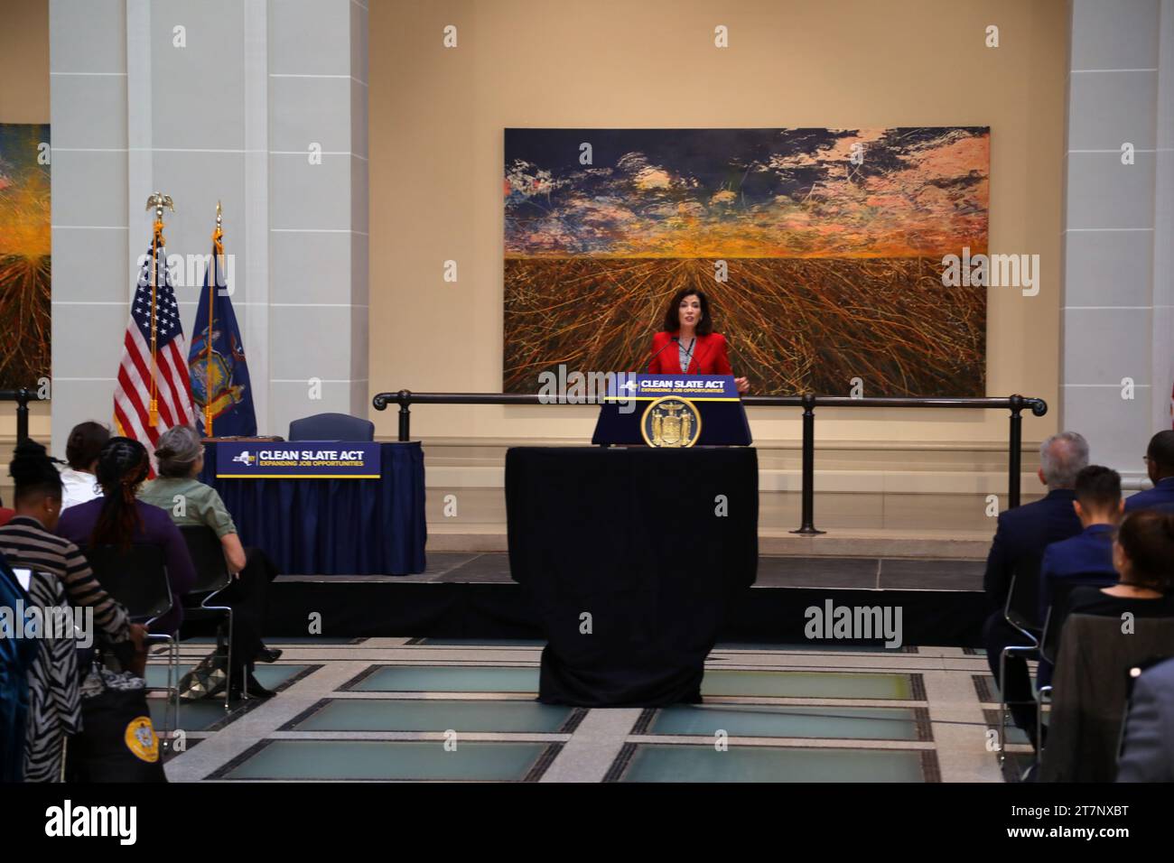 New York, NY, États-Unis. 16 novembre 2023. Kathy Hochul, gouverneure de New York, signe le Clean Slate Act qui scelle certains casiers judiciaires et permet aux individus de chercher un emploi, un logement et des possibilités d'éducation afin qu'ils puissent améliorer leur vie. Les dossiers des personnes condamnées pour délit seront scellés après trois ans et ceux de certaines condamnations pour crime, huit ans après leur libération le 16 novembre 2023 au Brooklyn Museum de New York. Crédit : Chris Moore/Media Punch/Alamy Live News Banque D'Images