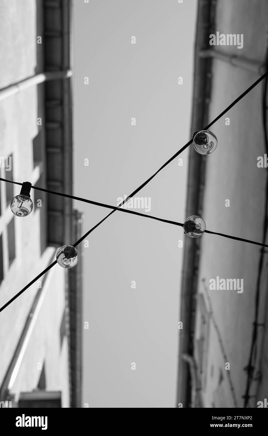 Vue à angle bas de la décoration de la ville noir et blanc Banque D'Images