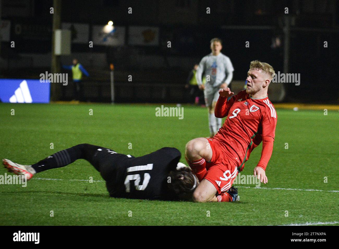 Newport, Royaume-Uni. 15 novembre 2023. Joshua Thomas du pays de Galles u21 glisse avec son genou à la tête et fautive Adam Ingi Benediktsson, le gardien de but de l'Islande U21 et est cardé rouge et envoyé pour son défi. Pays de Galles U21 contre Islande U21, qualification pour le championnat UEFA Euro U21, match du groupe I à Rodney Parade à Newport, pays de Galles du Sud, le jeudi 16 novembre 2023. Usage éditorial uniquement. photo par Nicola John/Andrew Orchard photographie sportive/Alamy Live News crédit : Andrew Orchard photographie sportive/Alamy Live News Banque D'Images