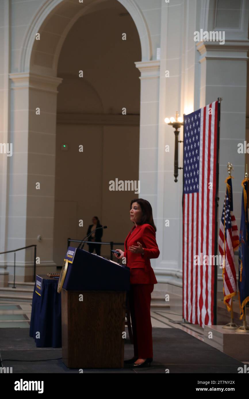 NEW YORK, NY- NOVEMBRE 16 : la gouverneure de New York Kathy Hochul signe le Clean Slate Act qui scelle certains casiers judiciaires et permet aux individus de chercher un emploi, un logement et des possibilités d'éducation afin qu'ils puissent améliorer leur vie. Les dossiers des personnes condamnées pour délit seront scellés après trois ans et ceux de certaines condamnations pour crime, huit ans après leur libération le 16 novembre 2023 au Brooklyn Museum de New York. Copyright : xChrisxMoorex crédit : Imago/Alamy Live News Banque D'Images