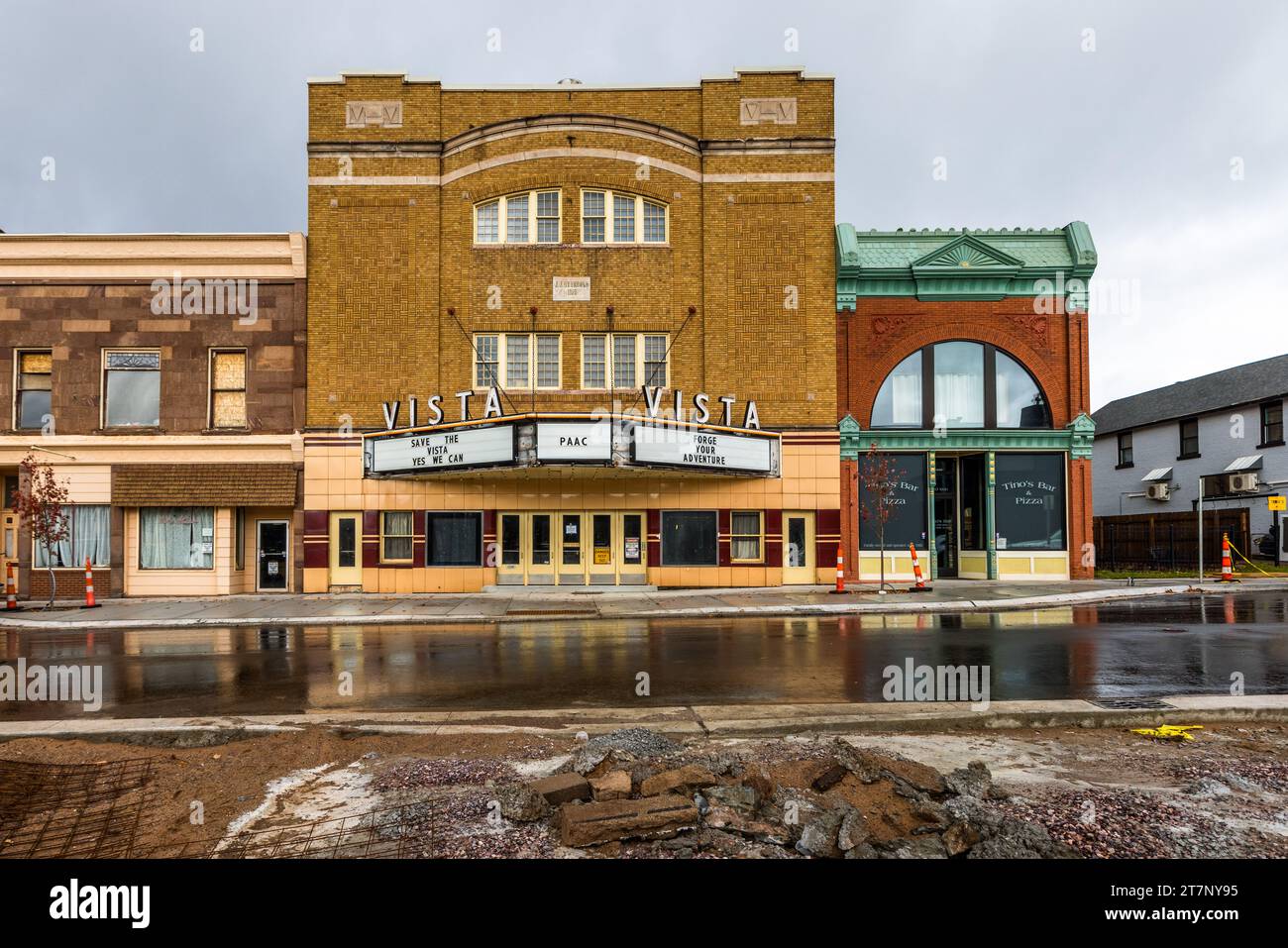 Le Vista Cinema a été ouvert en 1926 par le Finlandais Jafet Jacob Rytkonen et est resté propriété familiale jusqu'en 1972. En 1973, un groupe de citoyens locaux a fondé le Peninsula Arts Appreciation Council (PAAC), qui dirige toujours le cinéma aujourd'hui. Vista Cinema à Ishpeming, Michigan, États-Unis Banque D'Images