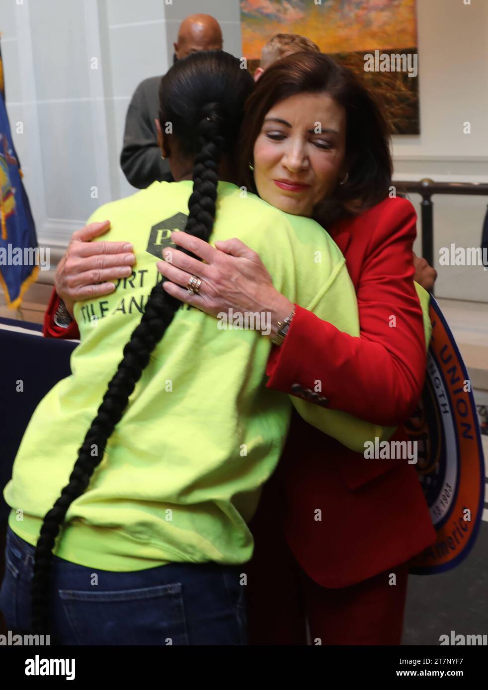 NEW YORK, NY- NOVEMBRE 16 : la gouverneure de New York Kathy Hochul signe le Clean Slate Act qui scelle certains casiers judiciaires et permet aux individus de chercher un emploi, un logement et des possibilités d'éducation afin qu'ils puissent améliorer leur vie. Les dossiers des personnes condamnées pour délit seront scellés après trois ans et ceux de certaines condamnations pour crime, huit ans après leur libération le 16 novembre 2023 au Brooklyn Museum de New York. Copyright : xChrisxMoorex crédit : Imago/Alamy Live News Banque D'Images