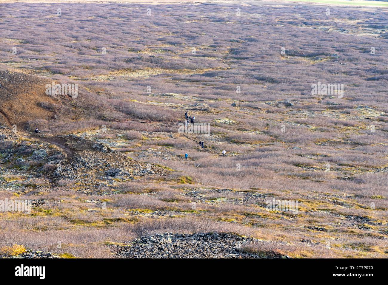 Découvrez comment les touristes partent du cratère Eldborg dans la péninsule de Snaefellsnes en Islande Banque D'Images