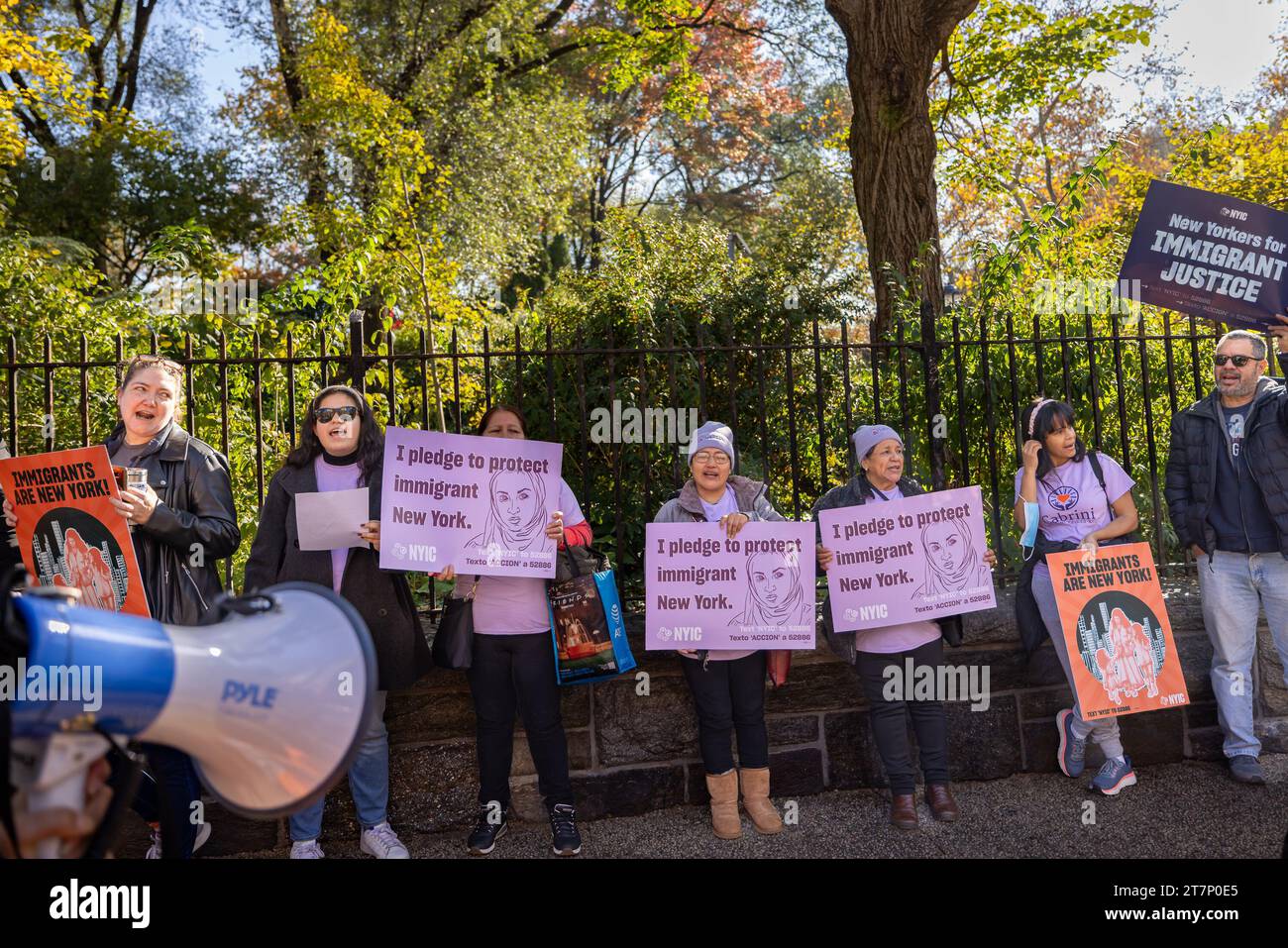 NEW YORK, NEW YORK - NOVEMBRE 16 : les manifestants défilent avec des pancartes lors d'un rassemblement et « dorment » devant la résidence officielle du maire de Gracie, Eric Adams, l'exhortant à cesser d'attaquer la politique de droit au logement de la ville le 16 novembre 2023 à New York. L'administration Adam a limité les séjours en refuge pour les familles immigrées et a récemment annoncé qu'elle commencerait à distribuer des tentes aux demandeurs d'asile nouvellement arrivés, au lieu d'offrir un hébergement. (Photo de Michael Nigro/Sipa USA) crédit : SIPA USA/Alamy Live News Banque D'Images