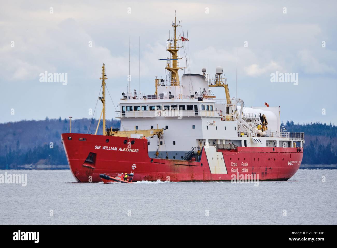 Navire rouge de la Garde côtière canadienne Sir William Alexander naviguant dans le port, avec le zodiac arrivant à Halifax, Canada. Banque D'Images