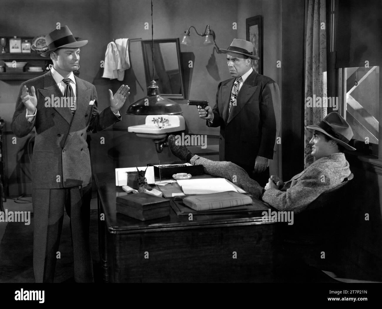 Don 'Red' Barry, Ben Welden, Sheldon Leonard, sur le tournage du film, 'The Last Crooked Mile', Republic Pictures, 1946 Banque D'Images