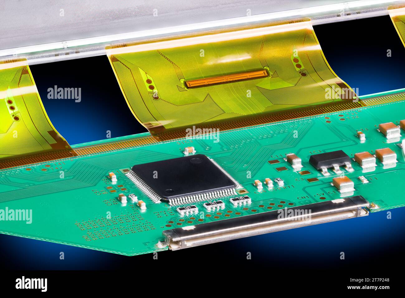 Gros plan d'une carte de circuit imprimé avec des micropuces, des condensateurs ou des résistances. Micro-puces noires sur PCB vert avec partie flexible en plastique à l'intérieur d'un panneau LCD. Banque D'Images