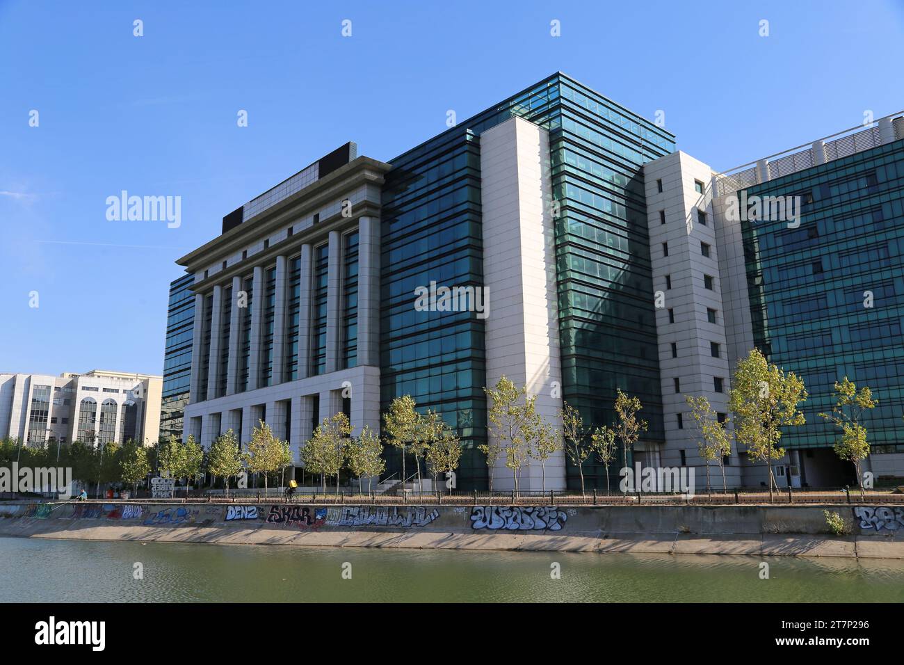 Bibliothèque nationale (Biblioteca Nationala) et rivière Dâmbovița, Bulevardul Unirii (boulevard de l'Union), Centre historique, Bucarest, Roumanie, Europe Banque D'Images