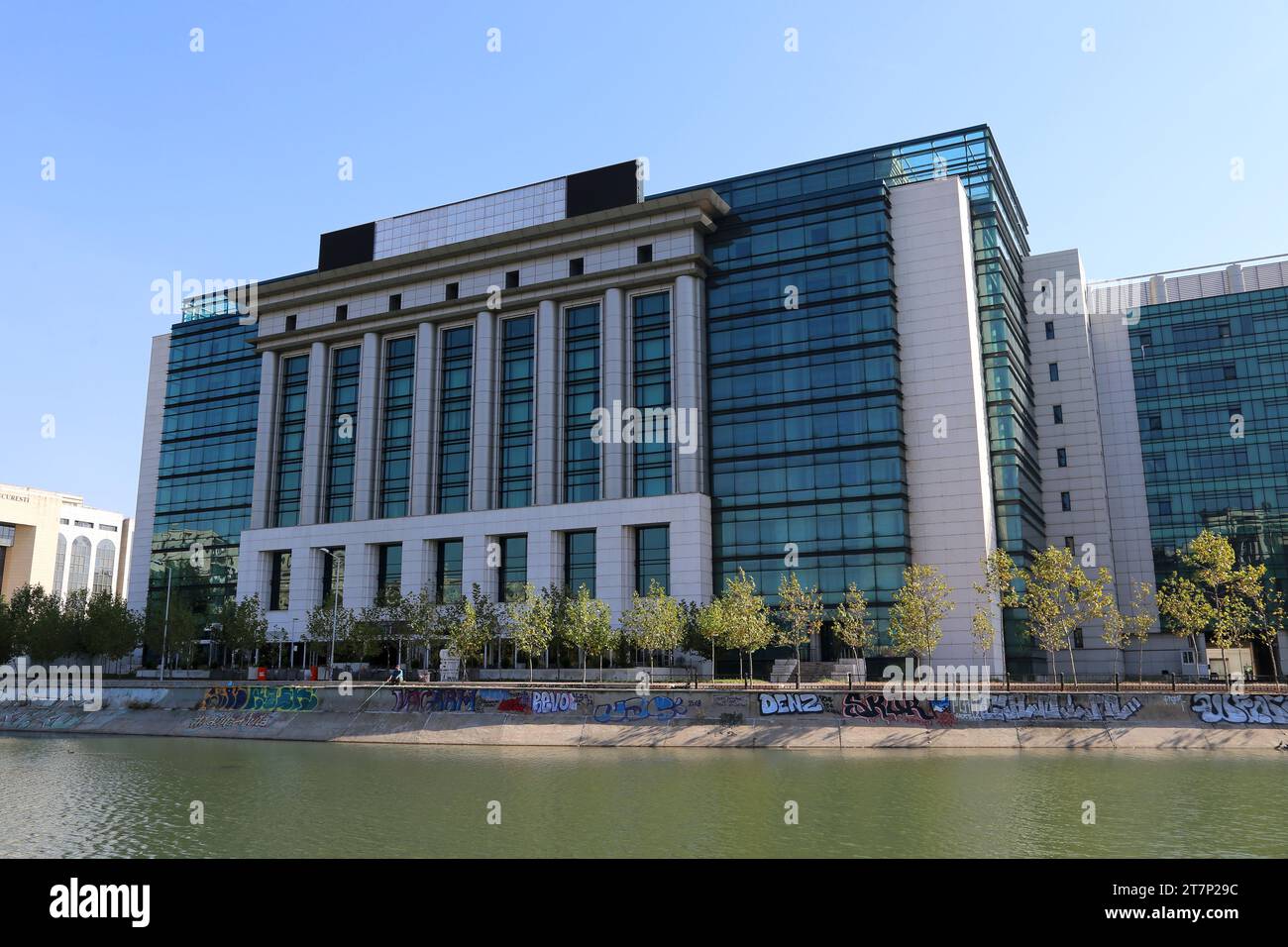 Bibliothèque nationale (Biblioteca Nationala) et rivière Dâmbovița, Bulevardul Unirii (boulevard de l'Union), Centre historique, Bucarest, Roumanie, Europe Banque D'Images