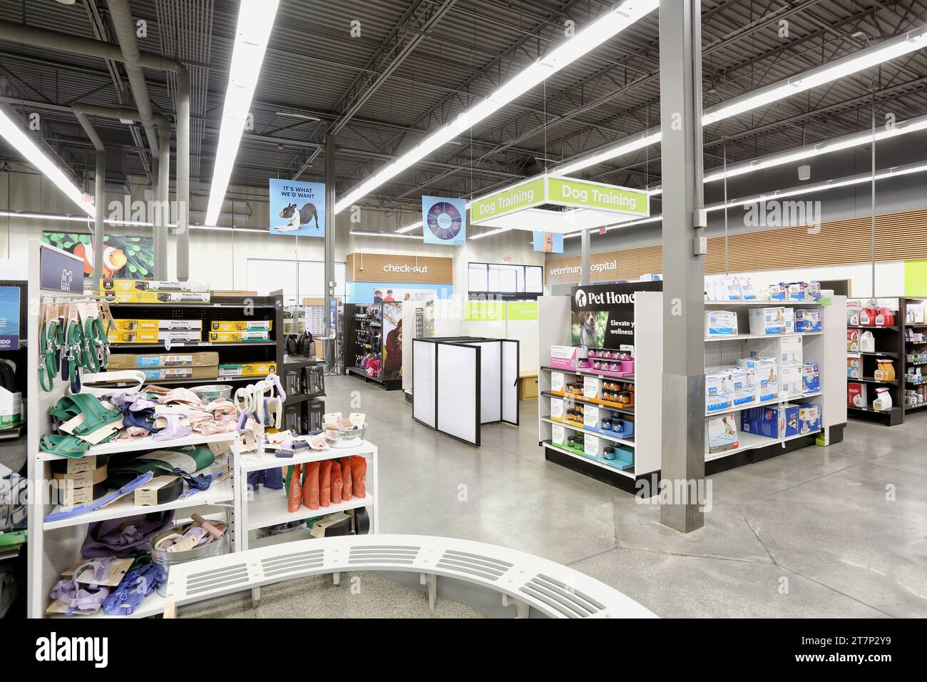 Les ventes intérieures s'affichent dans une animalerie de marque Petco à Idaho Falls, Idaho. Banque D'Images