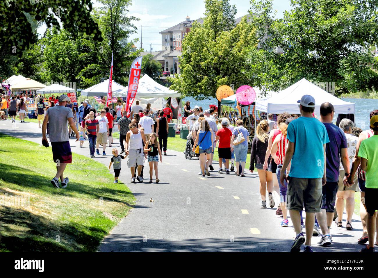 Idaho Falls, Idaho, États-Unis 4 juillet 2016 enfants et adultes marchent à travers un groupe de tentes de vendeur lors d'un festival du 4 juillet, dans un communit US de taille moyenne Banque D'Images