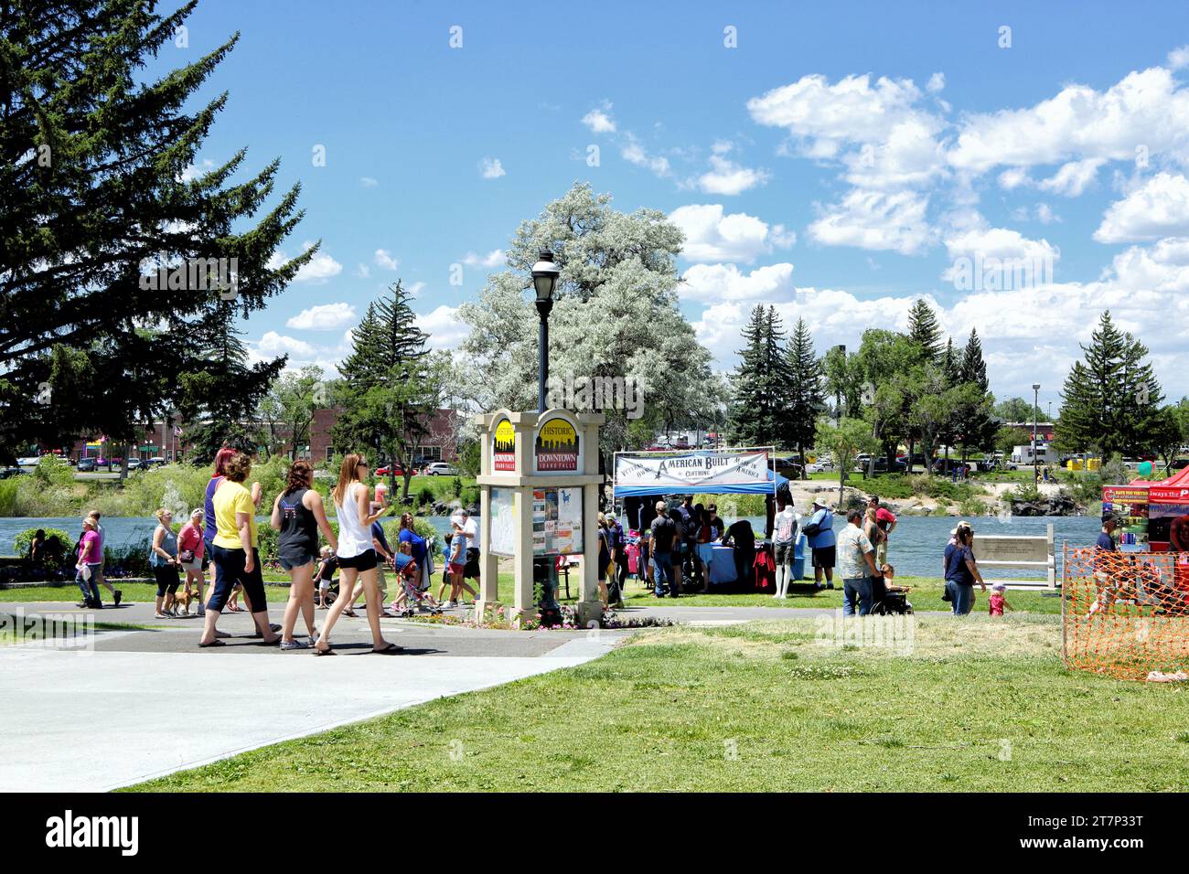 Idaho Falls, Idaho, États-Unis 4 juillet 2016 enfants et adultes marchent à travers un groupe de tentes de vendeur lors d'un festival du 4 juillet, dans un communit US de taille moyenne Banque D'Images