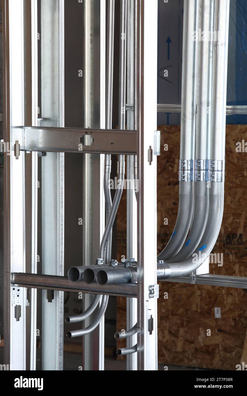 Construction à ossature de goujon en acier avec conduits électriques, dans un immeuble de bureaux moderne. Banque D'Images