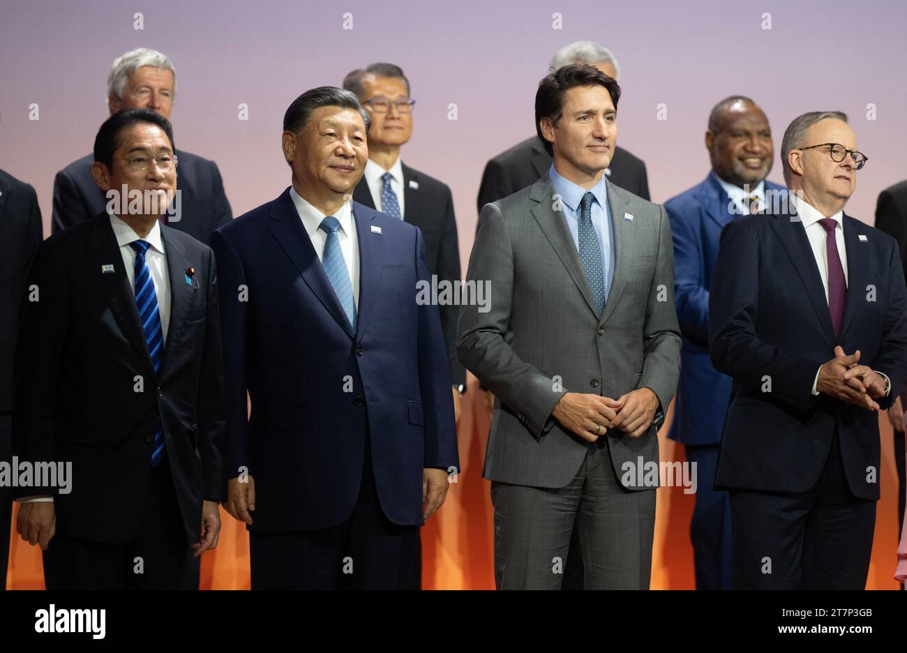 San Francisco, États-Unis. 16 novembre 2023. Le premier ministre Justin Trudeau se tient aux côtés du président chinois Xi Jinping et d’autres dirigeants pour la photo de famille au Sommet de l’APEC, à San Francisco, en Californie, le jeudi 16 novembre. 2023. crédit : la presse canadienne/Alamy Live News Banque D'Images