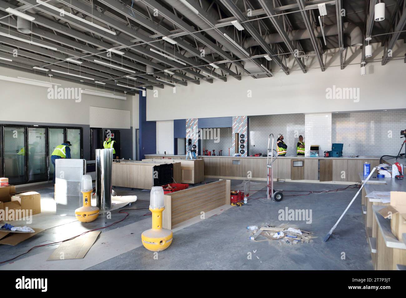 Construction de montants en acier à l'intérieur d'un nouveau restaurant de restauration rapide. Banque D'Images