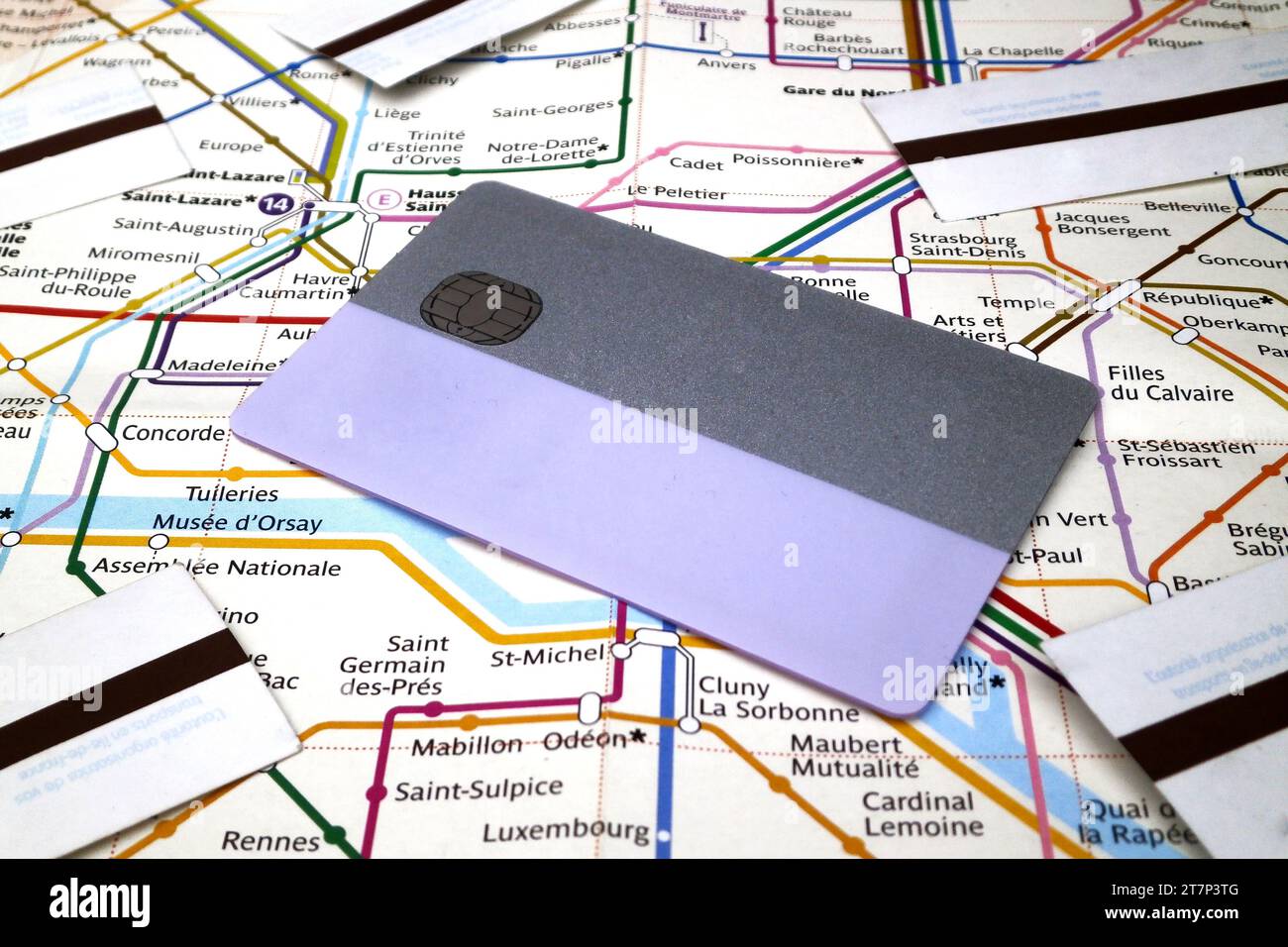 Une carte de pass de métro et des tickets de métro en haut d'une carte du métro de Paris. Le permet de voyager dans tout le Grand Paris pendant 2 semaines ou un mois en subwa Banque D'Images