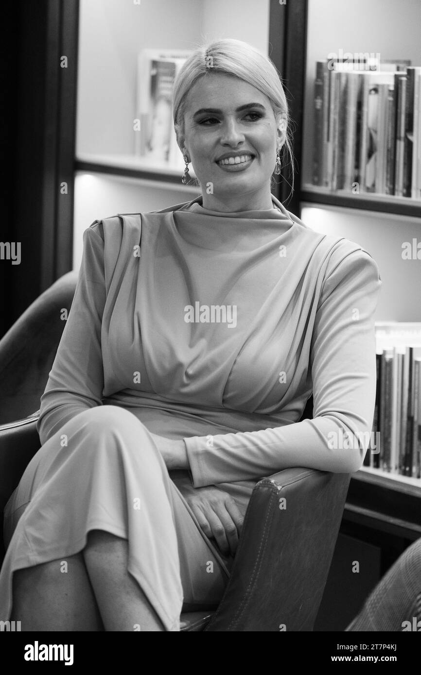 Madrid, Espagne. 16 novembre 2023. L'écrivain et présentatrice Adriana Abenia pose lors de la présentation de son livre LA VIDA NOW à Corte Ingles à Madrid, le 16 novembre 2023, Espagne (photo Oscar Gonzalez/Sipa USA) (photo Oscar Gonzalez/Sipa USA) crédit : SIPA USA/Alamy Live News Banque D'Images