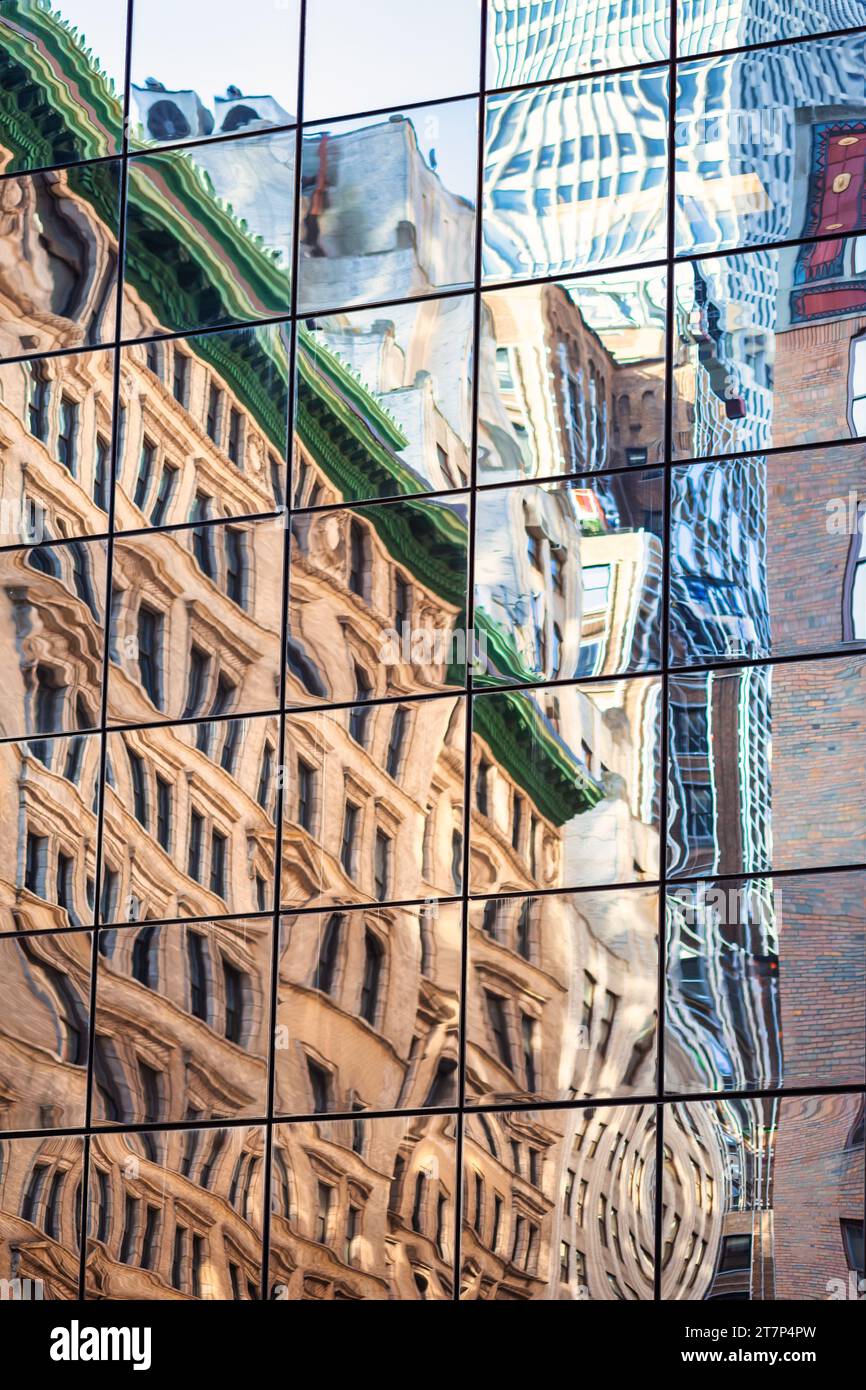 Façade en verre avec reflets dans Midtown New York City, USA. Banque D'Images