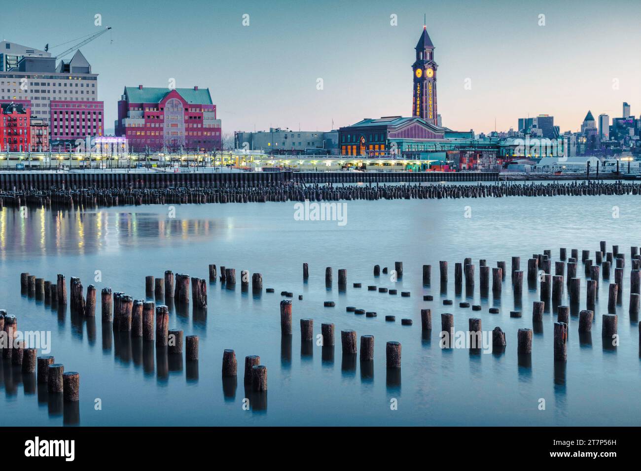 Waterfront et gare Erie Lackawanna à Hoboken, New Jersey, États-Unis à l'aube Banque D'Images