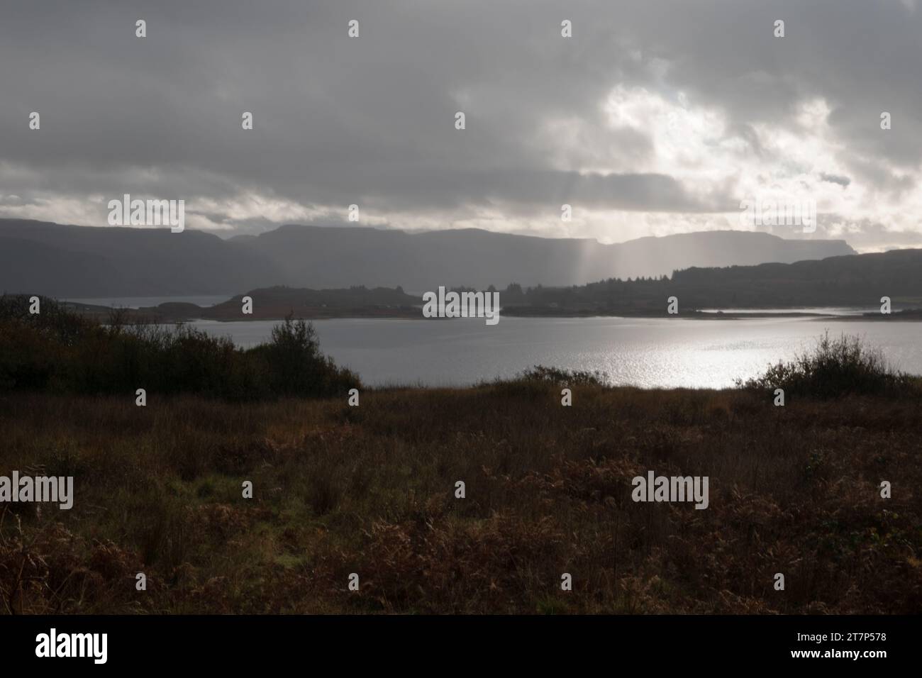 Vue sur le Loch Tuath vers l'île d'Ulva, Hébrides intérieures, Écosse. Banque D'Images