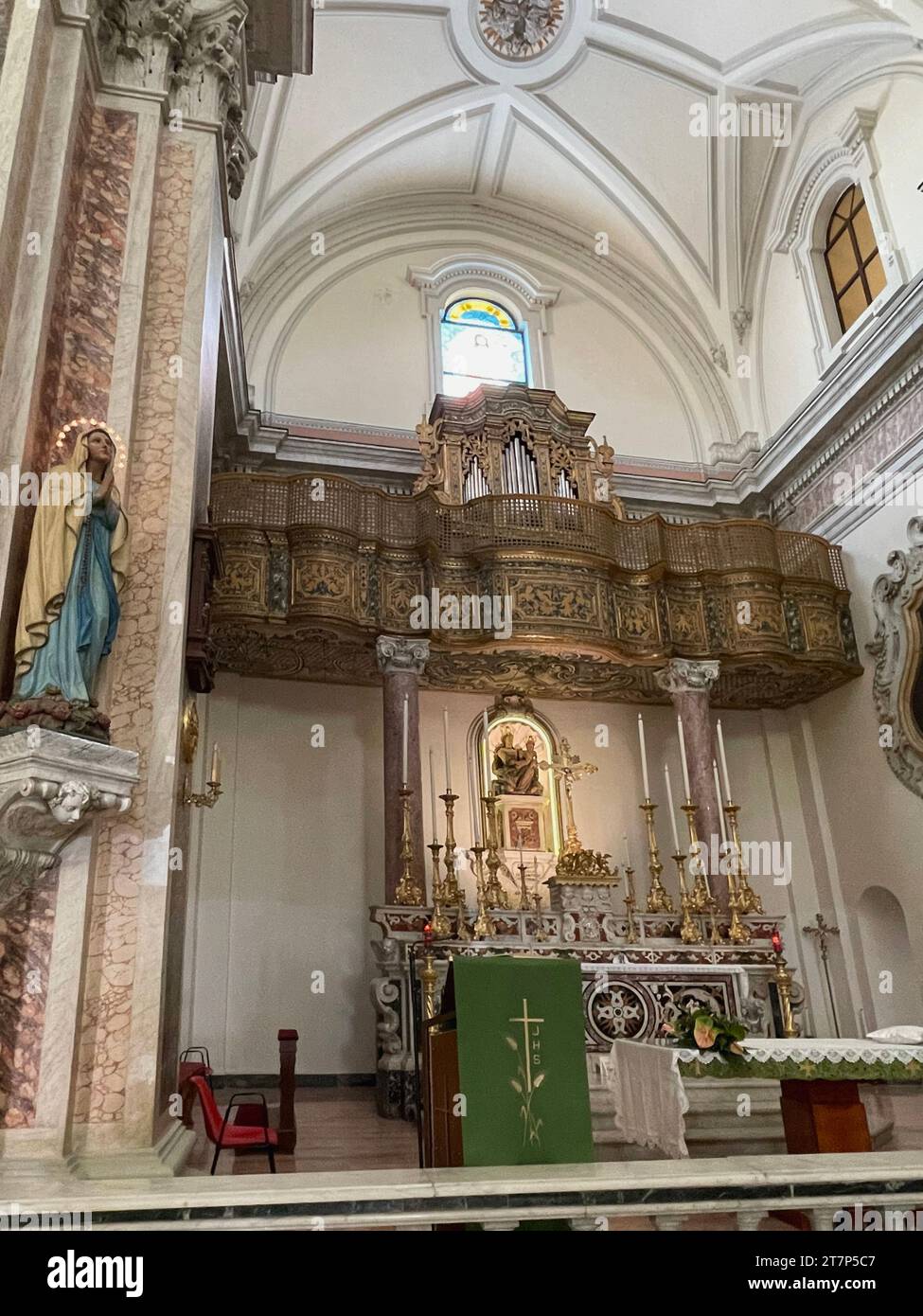 Manduria, Italie. Intérieur de l'église de S. Marie de Constantinople. Le maître-autel avec un orgue en bois et une statue du saint patron. Banque D'Images