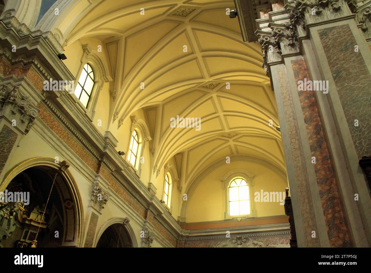 Manduria, Italie. Intérieur de l'église baroque Sainte-Marie de Constantinople du 17e siècle. Banque D'Images