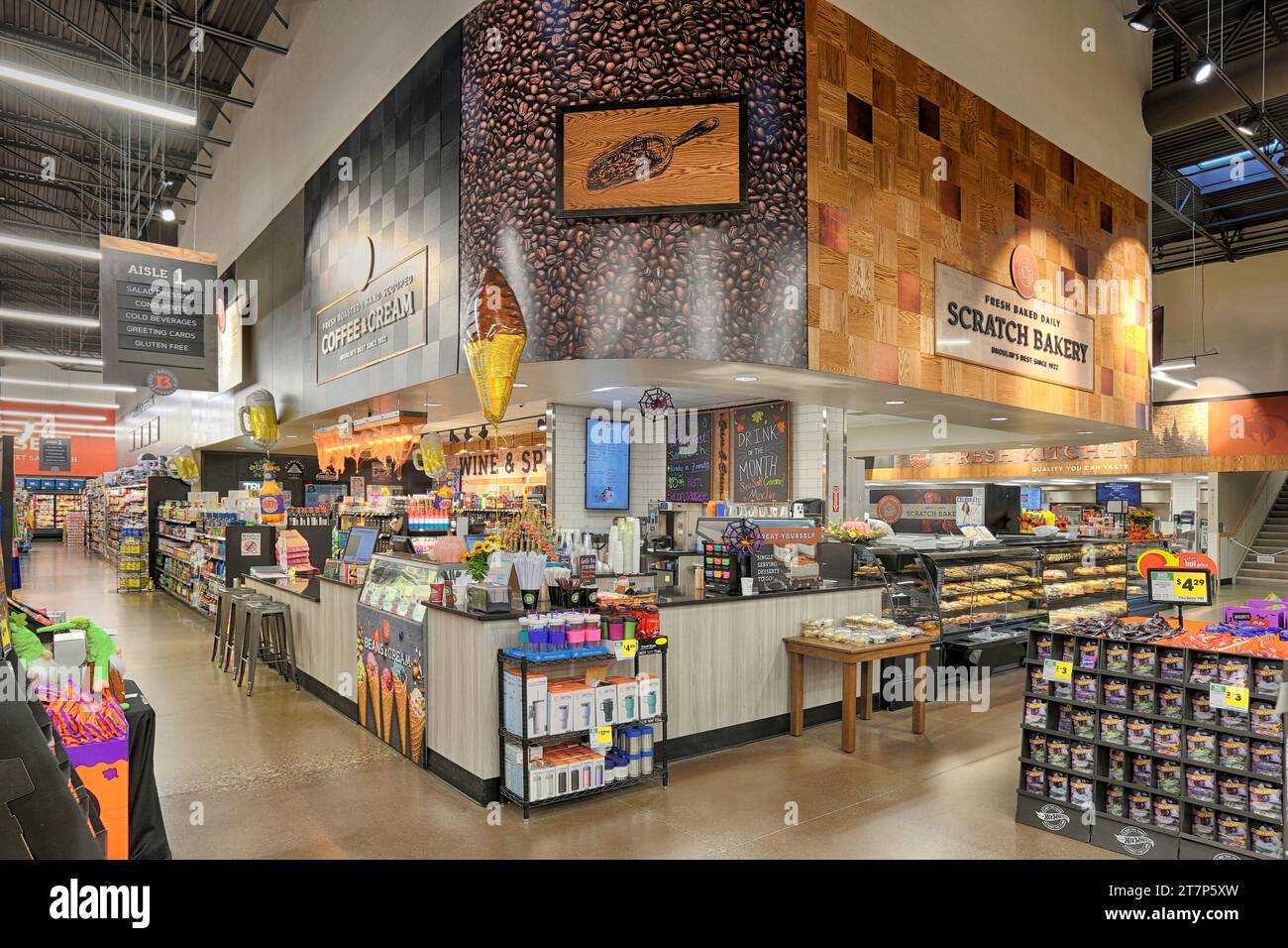 Un kiosque spécialisé à l'intérieur d'un supermarché moderne, servant du café, de la crème glacée et des produits de boulangerie, Banque D'Images