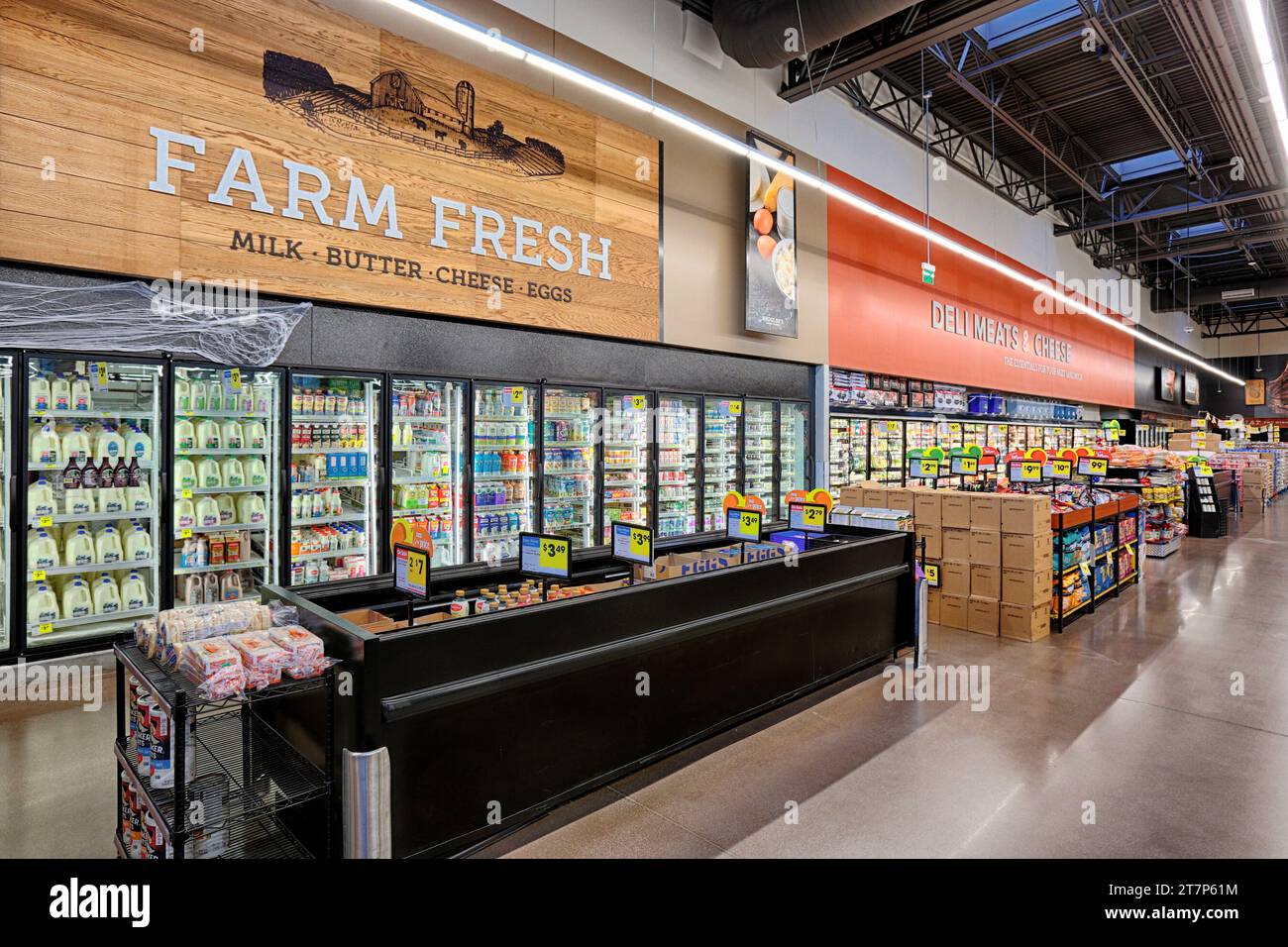 La section laitière réfrigérée d'une épicerie moderne. Banque D'Images